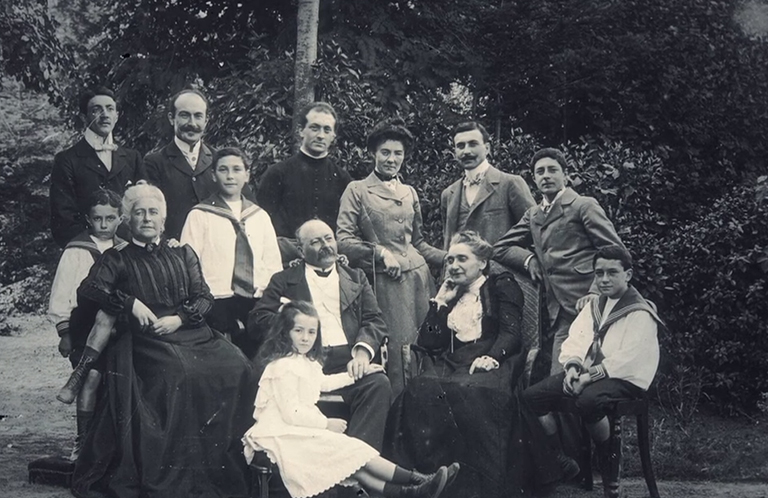 Une partie de la famille Ruella dans la propriété de Paramé à Saint-Malo en 1903.