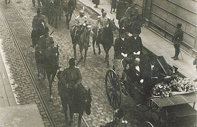 Raymond Poincaré passant rue Ville-Pépin en mai 1914, photographie de Louis Miniac