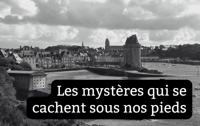 Photo noire et blanche de la tour Solidor et Saint-Servan en arrière plan avec le titre Mystères qui se cachent sous nos pieds